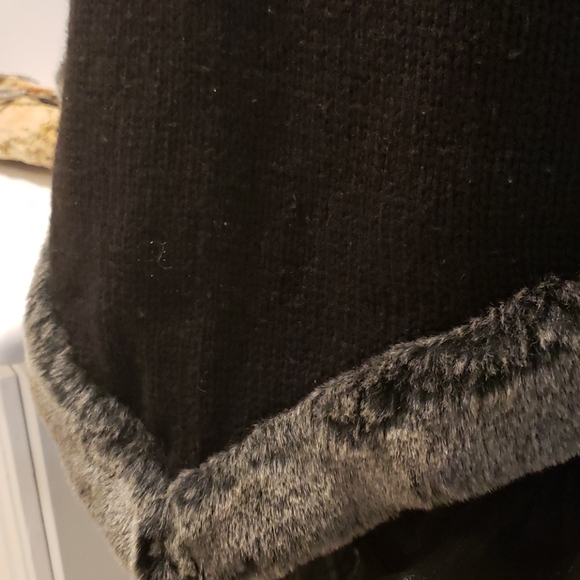 Faux fur trimmed knit poncho - Picture 3 of 3